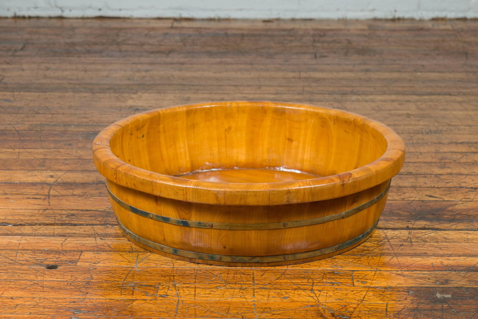 Mid 19th Century Chinese Qing Dynasty Period Elm Round Rice Tray with Brass Braces - 4