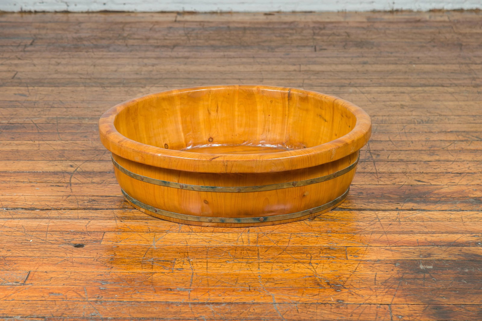 Mid 19th Century Chinese Qing Dynasty Period Elm Round Rice Tray with Brass Braces - 7