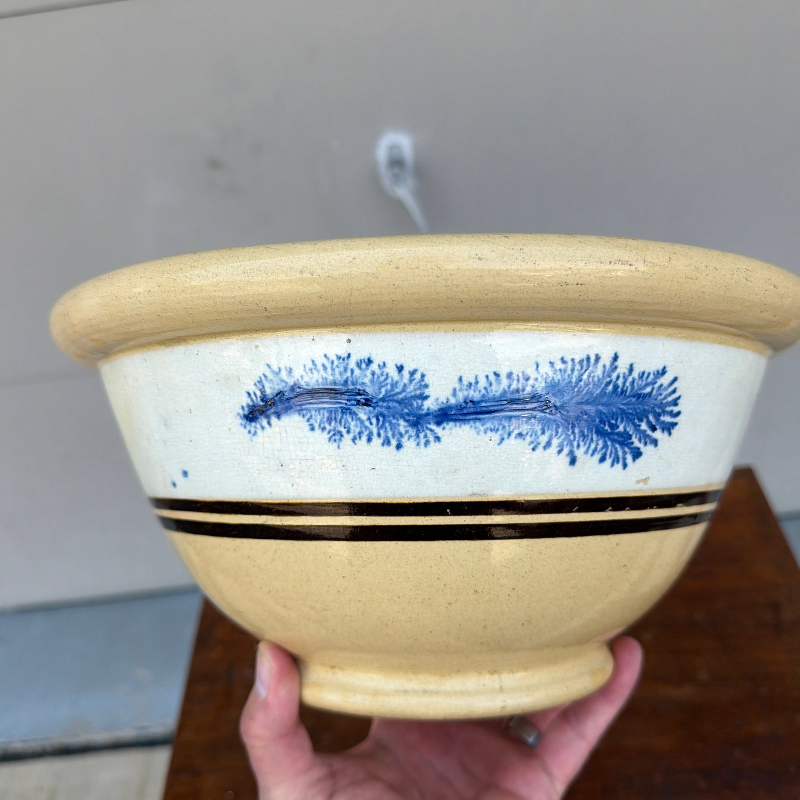 Antique English Yellowware Mixing Bowl With Blue Seaweed Decoration, Circa 1840s - 10