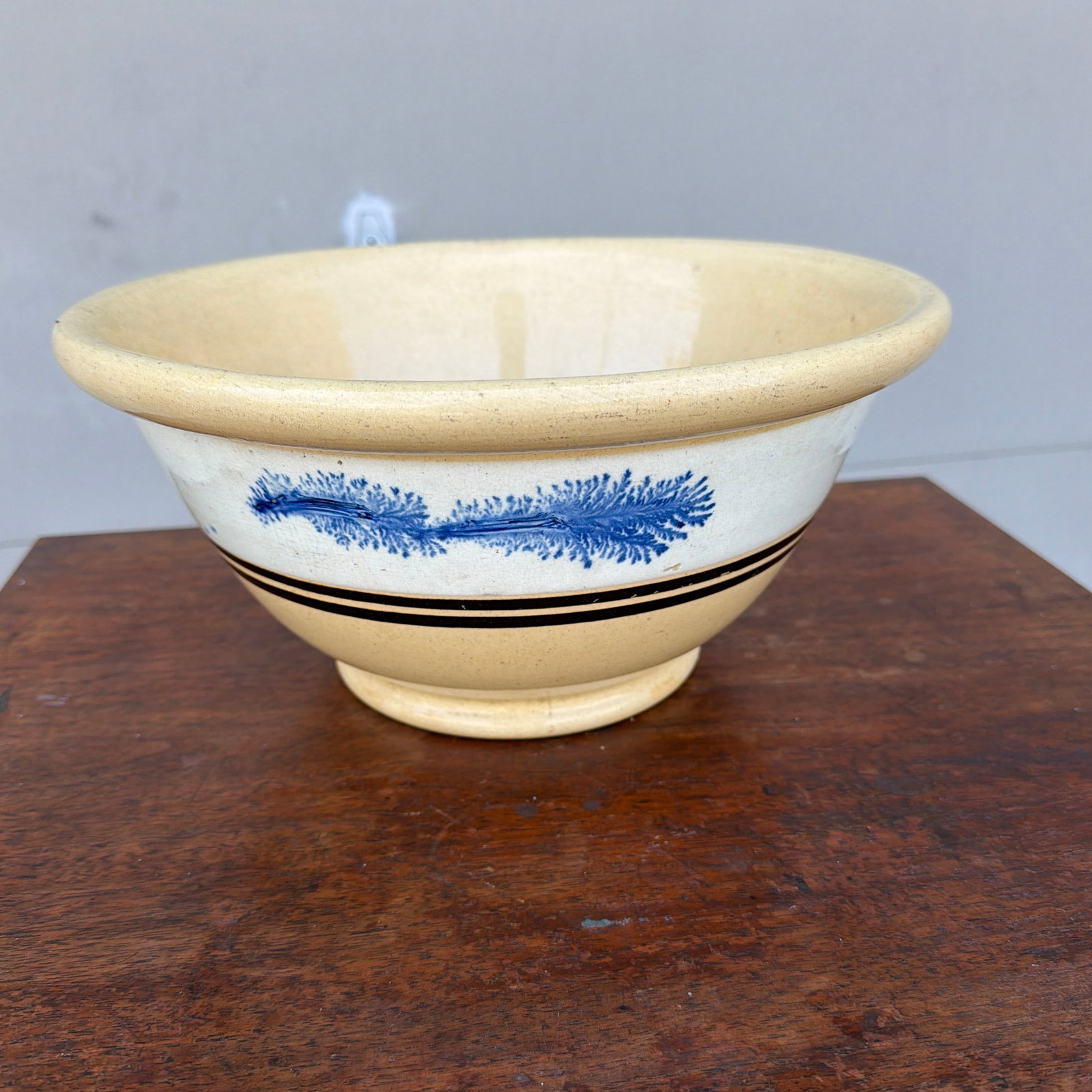 Antique English Yellowware Mixing Bowl With Blue Seaweed Decoration, Circa 1840s - 11