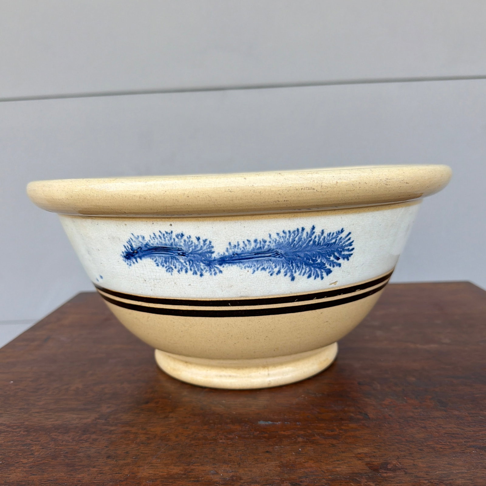Antique English Yellowware Mixing Bowl With Blue Seaweed Decoration, Circa 1840s - 3