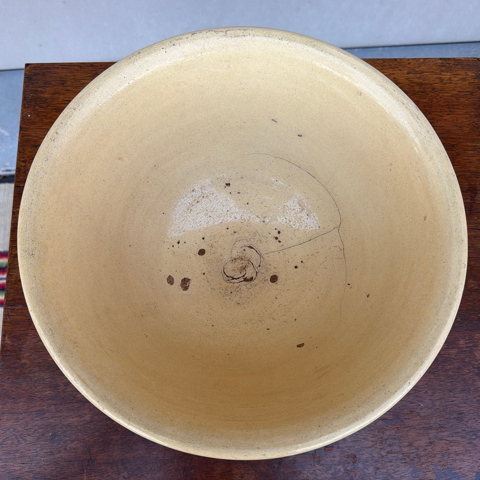Antique English Yellowware Mixing Bowl With Blue Seaweed Decoration, Circa 1840s - 5