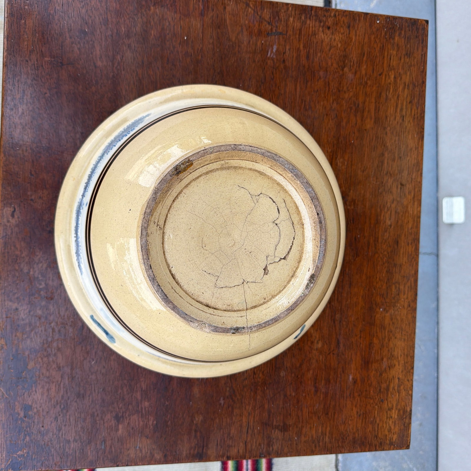 Antique English Yellowware Mixing Bowl With Blue Seaweed Decoration, Circa 1840s - 7