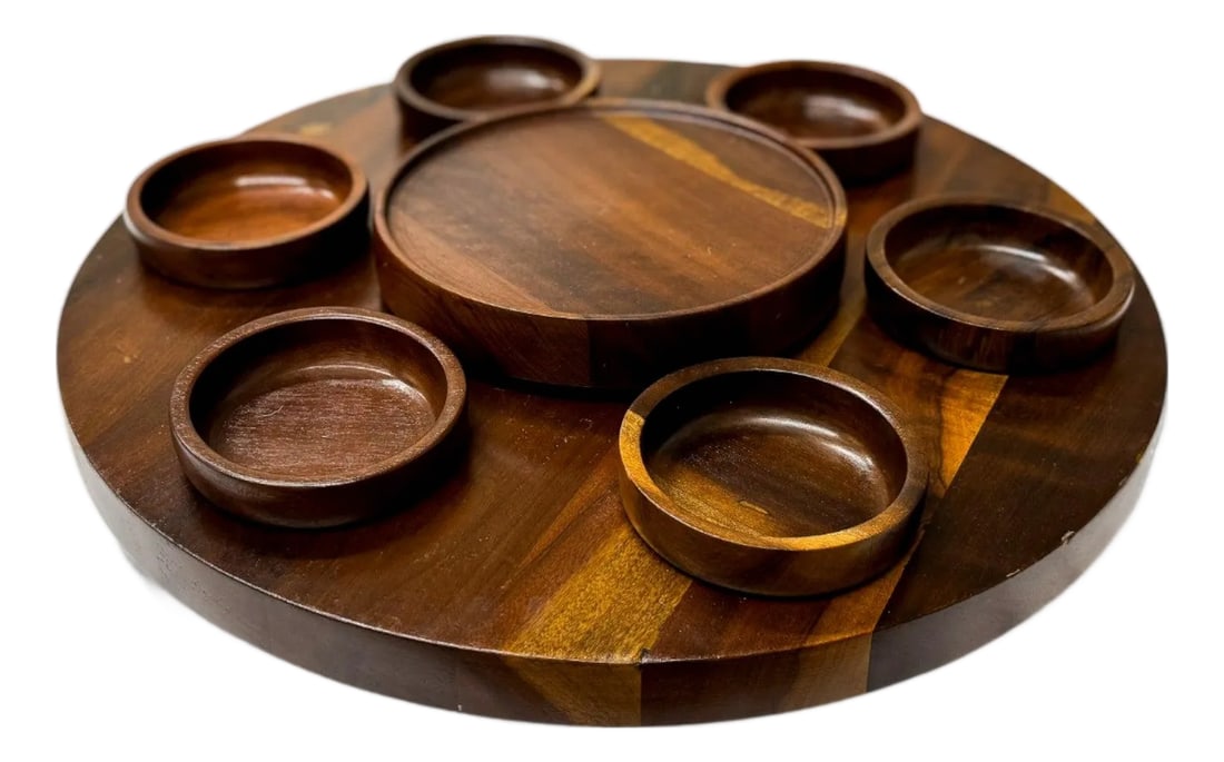 1970s Lazy Susan & Bowls in Rosewood, Tropic Art - 8pcs: Produced by Tropic Art, Brazil, circa 1970s, this rosewood Lazy Susan exemplifies the intersection of utility and material refinement characteristic of Brazilian mid-century design. Tropic Art's