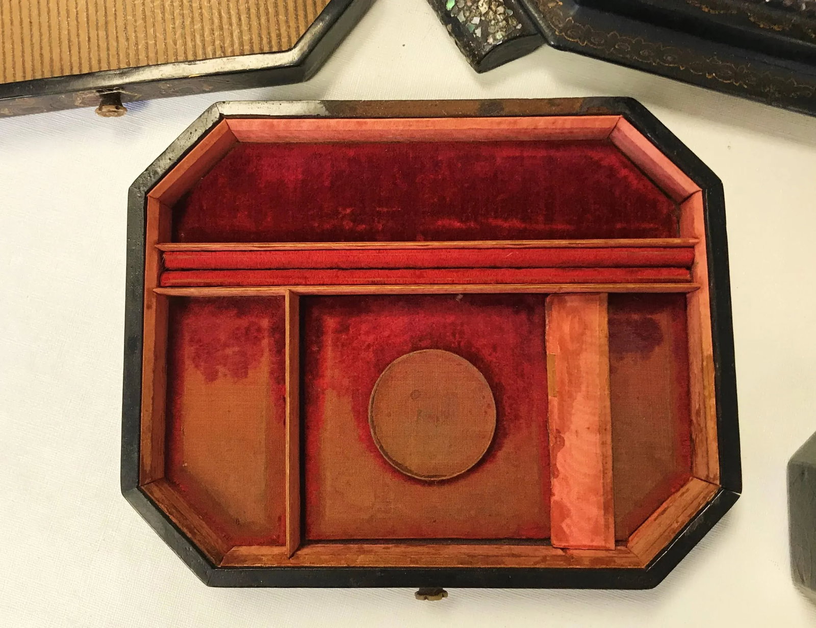 19th Century Papier Mâché Lacquered Jewelry Box Hand Painted with Inlaid With - 10