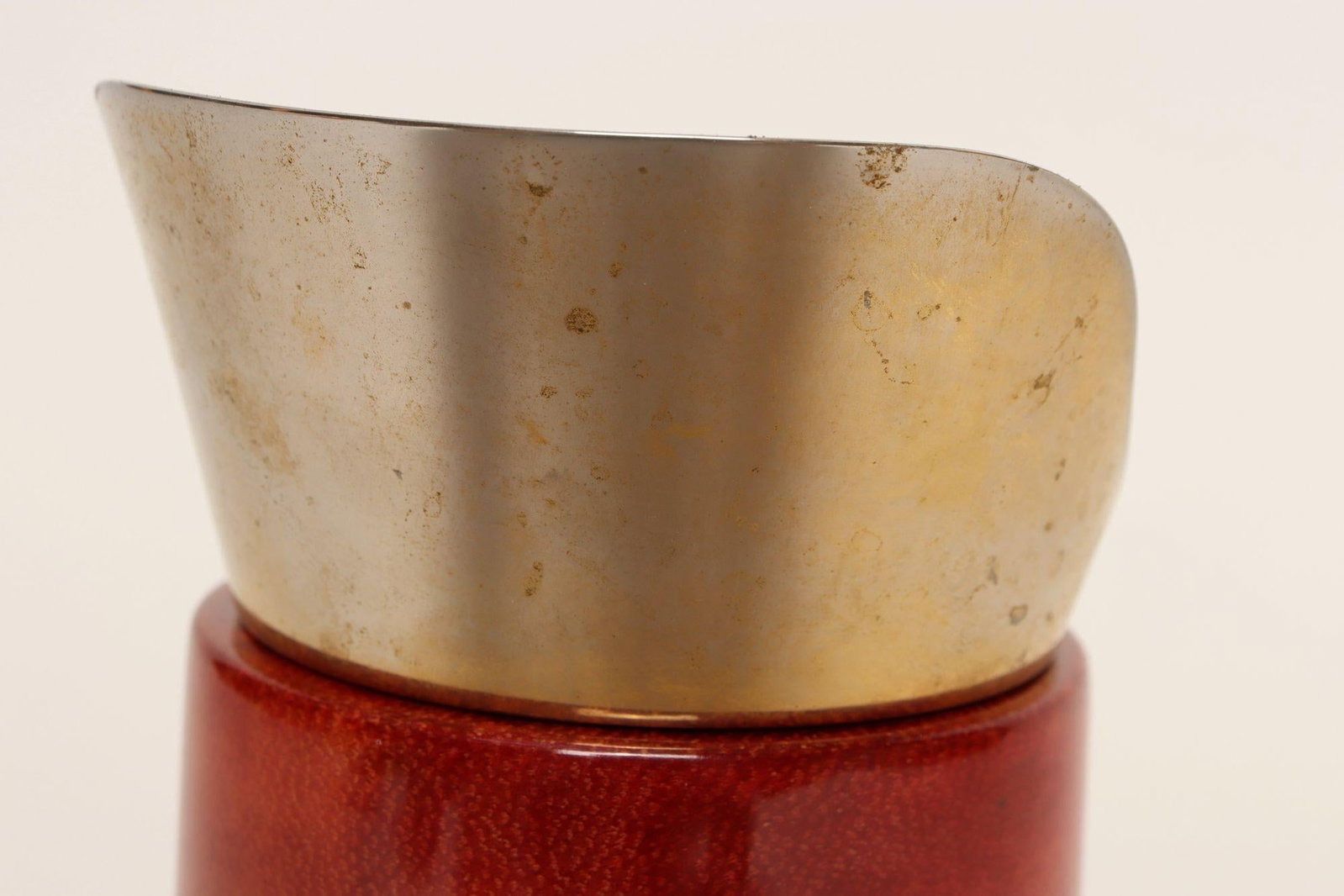1950s Italian Modernist Pitcher in Brass and Dyed Red Goatskin by Aldo Tura - 10