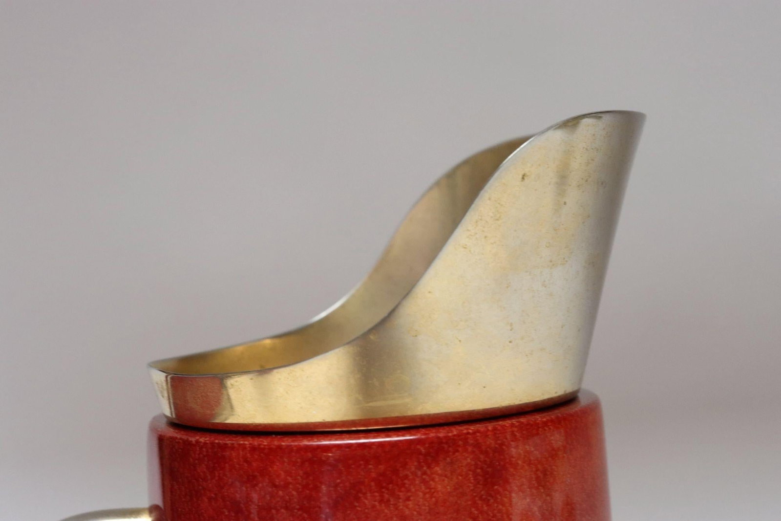 1950s Italian Modernist Pitcher in Brass and Dyed Red Goatskin by Aldo Tura - 11