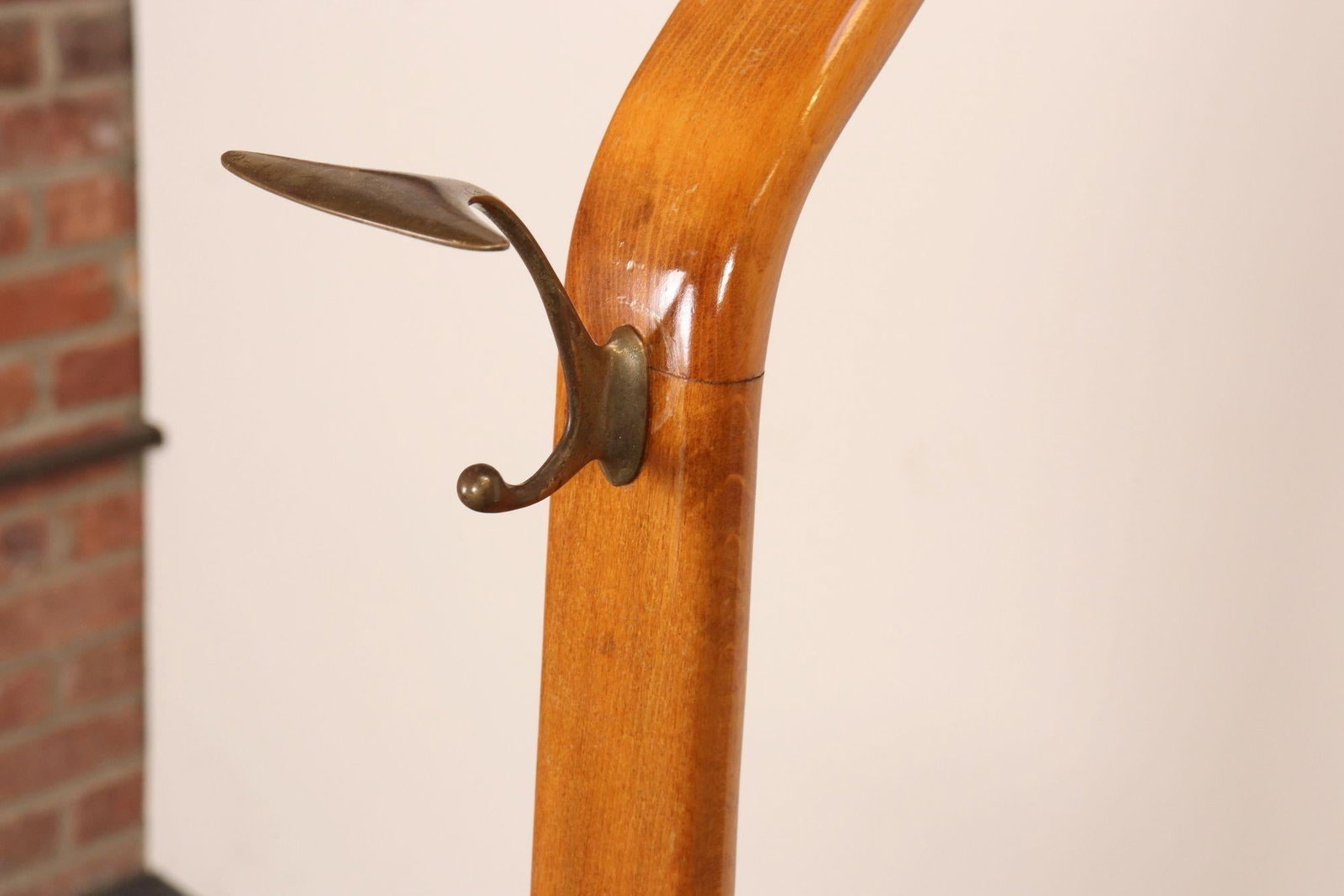 Sculptural Italian Modernist Beech and Brass Valet by Fratelli Reguitti - 10