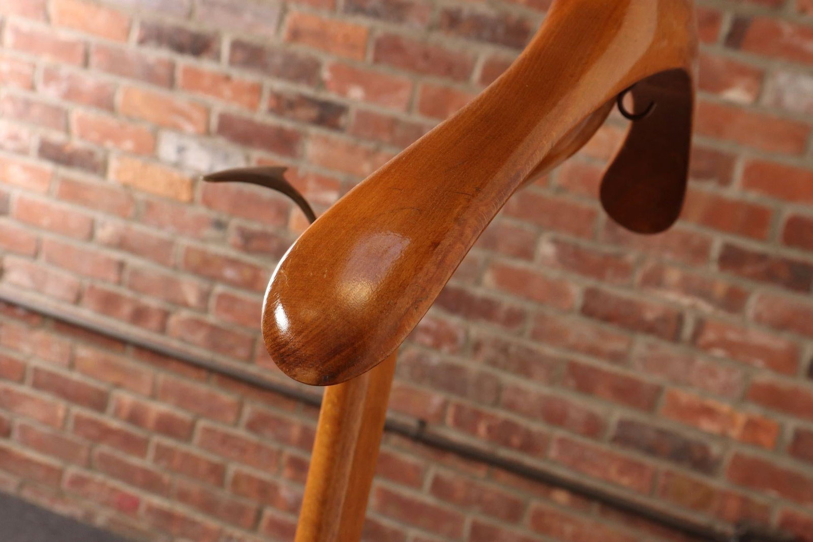 Sculptural Italian Modernist Beech and Brass Valet by Fratelli Reguitti - 14