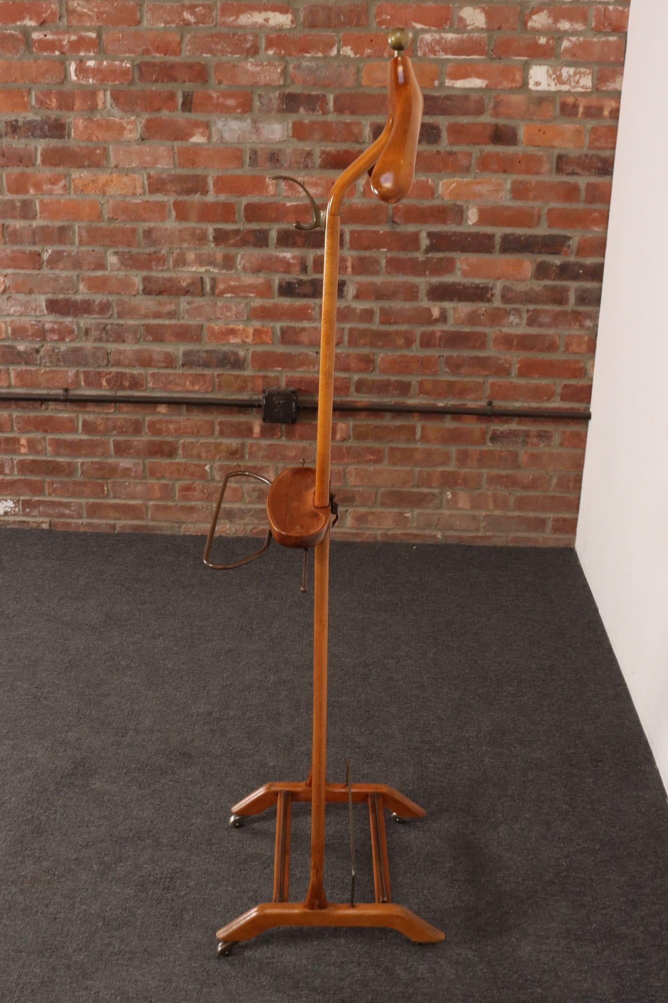 Sculptural Italian Modernist Beech and Brass Valet by Fratelli Reguitti - 2