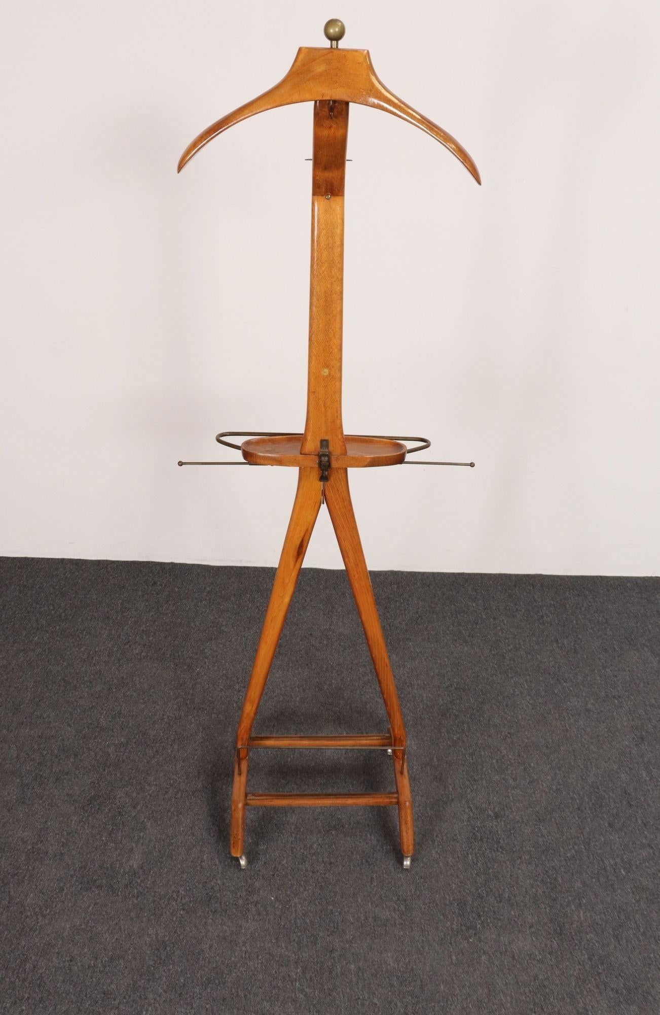 Sculptural Italian Modernist Beech and Brass Valet by Fratelli Reguitti - 4