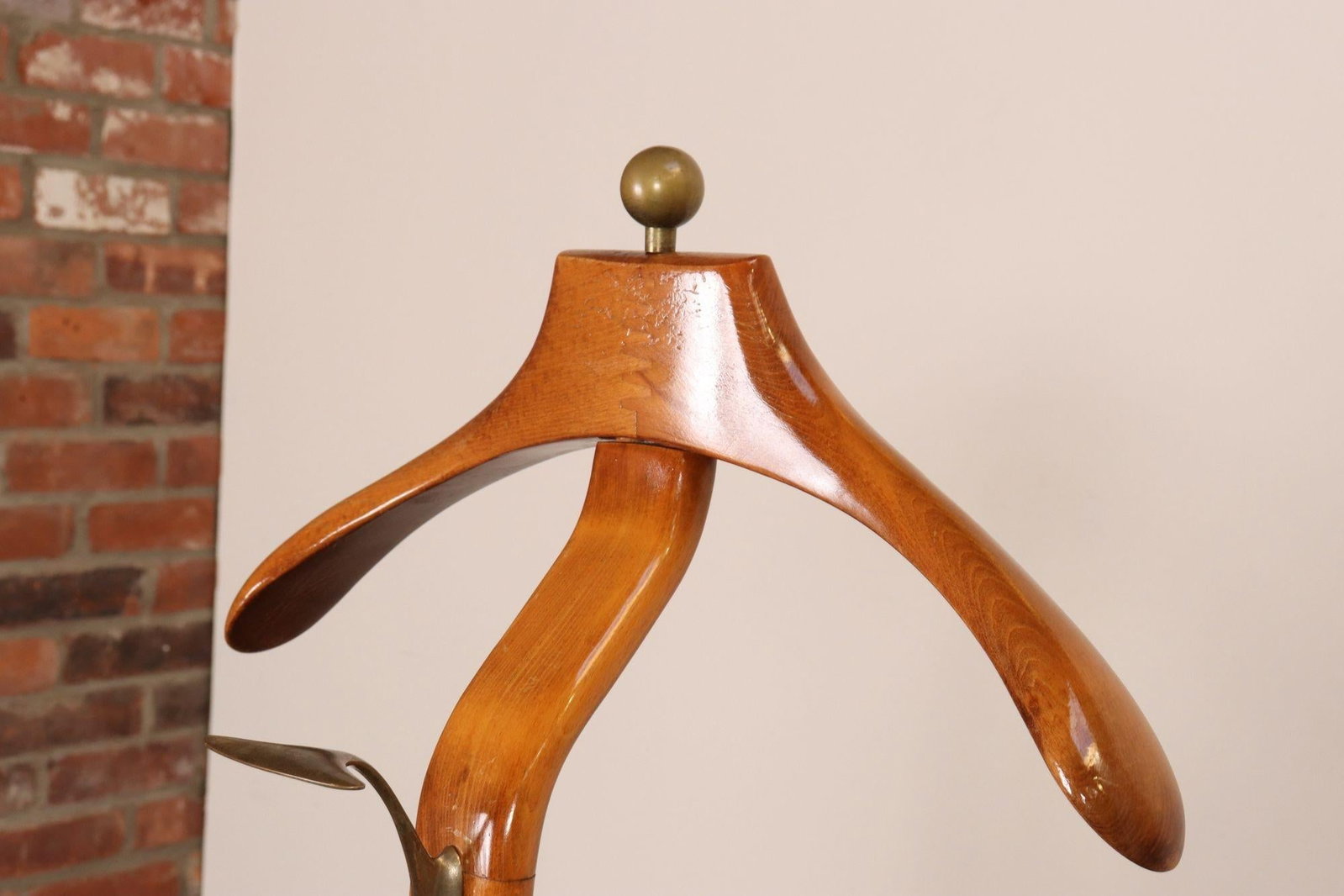 Sculptural Italian Modernist Beech and Brass Valet by Fratelli Reguitti - 7