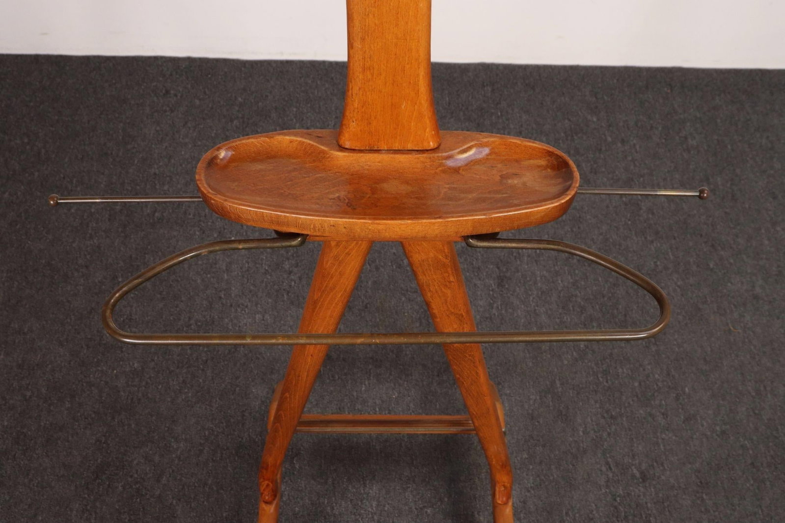 Sculptural Italian Modernist Beech and Brass Valet by Fratelli Reguitti - 9