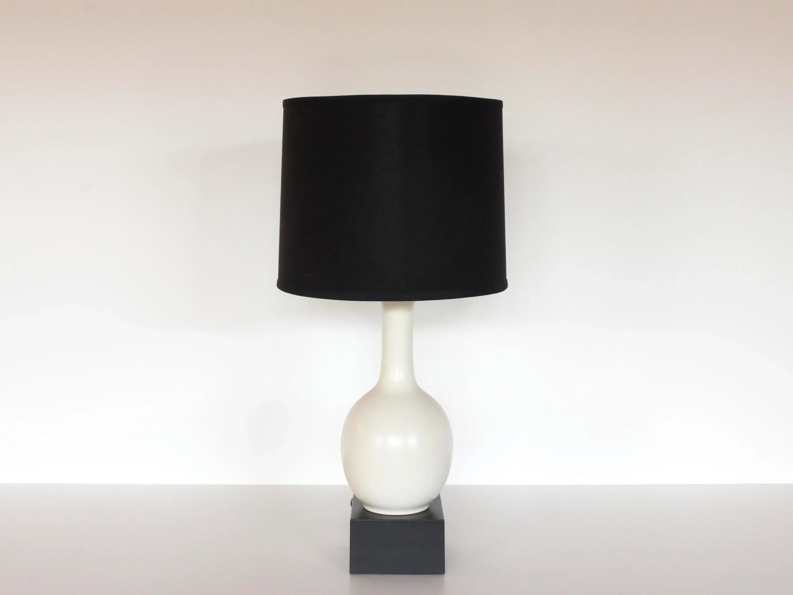 Midcentury White Craquelure Pottery Table Lamp With Black Shade - 11