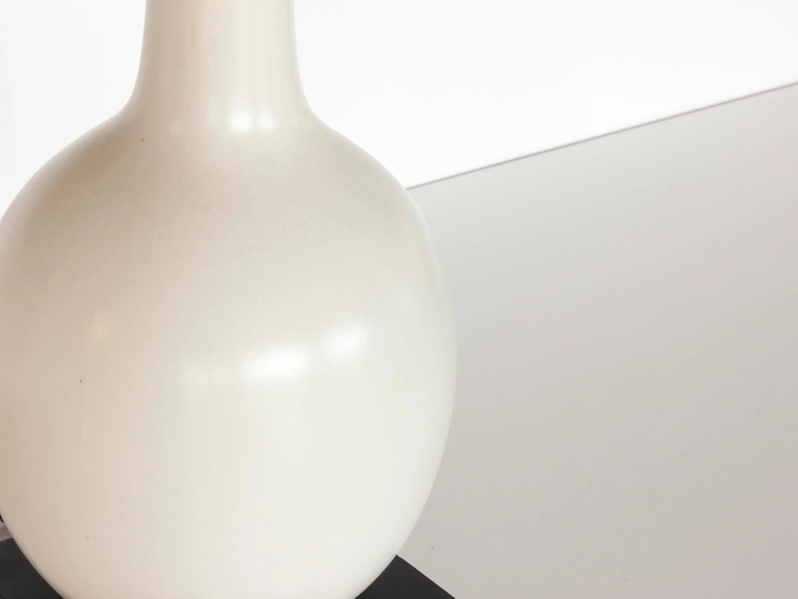 Midcentury White Craquelure Pottery Table Lamp With Black Shade - 9
