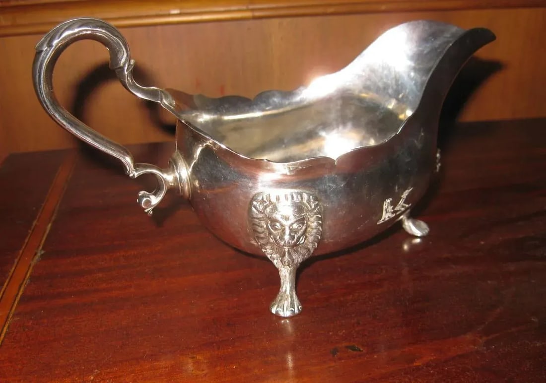 18th century Georgian Sterling Silver Irish Sauce Boat - 2