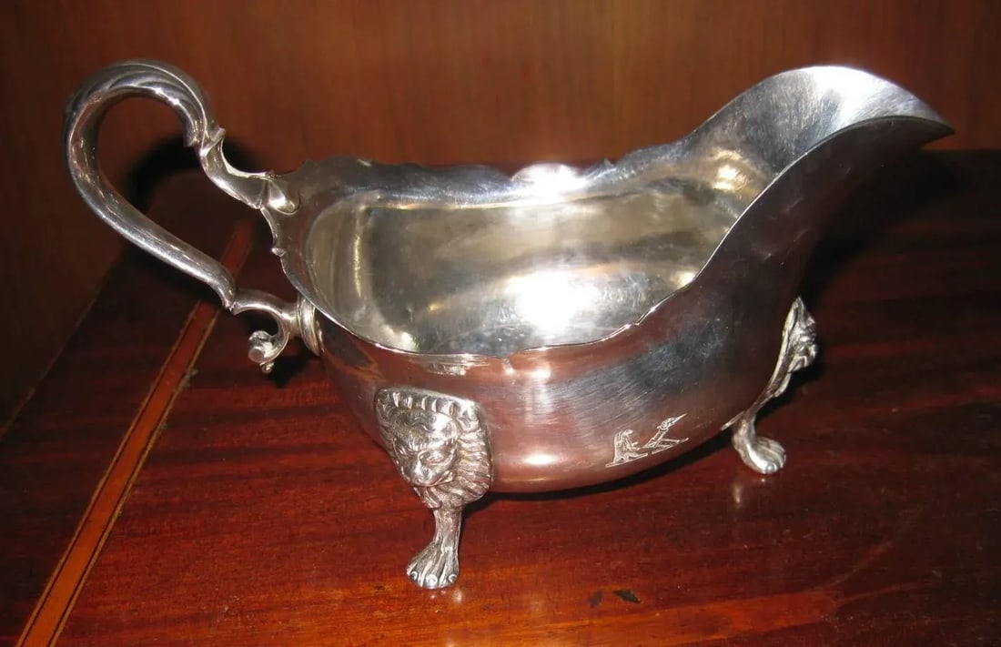 18th century Georgian Sterling Silver Irish Sauce Boat - 4
