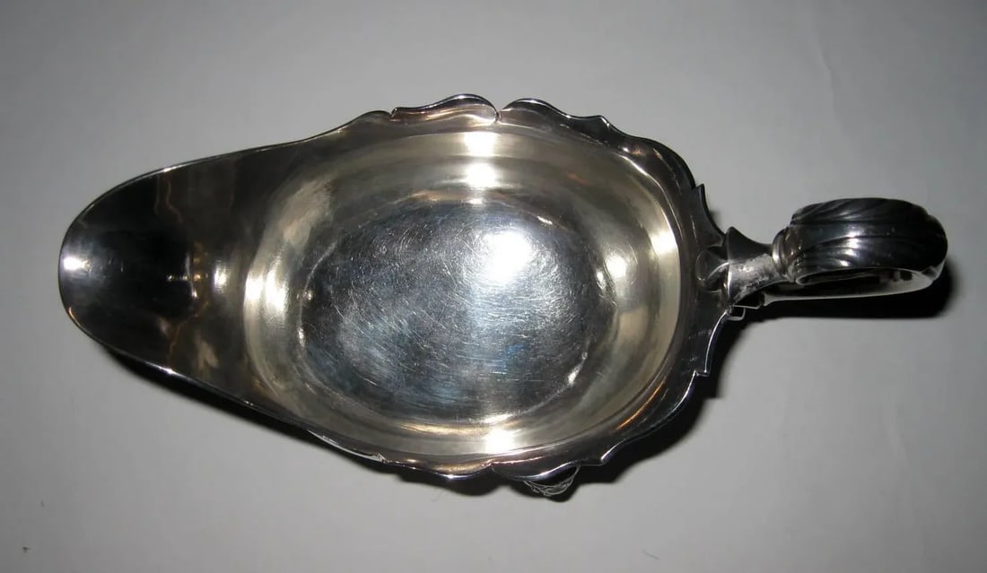 18th century Georgian Sterling Silver Irish Sauce Boat - 6