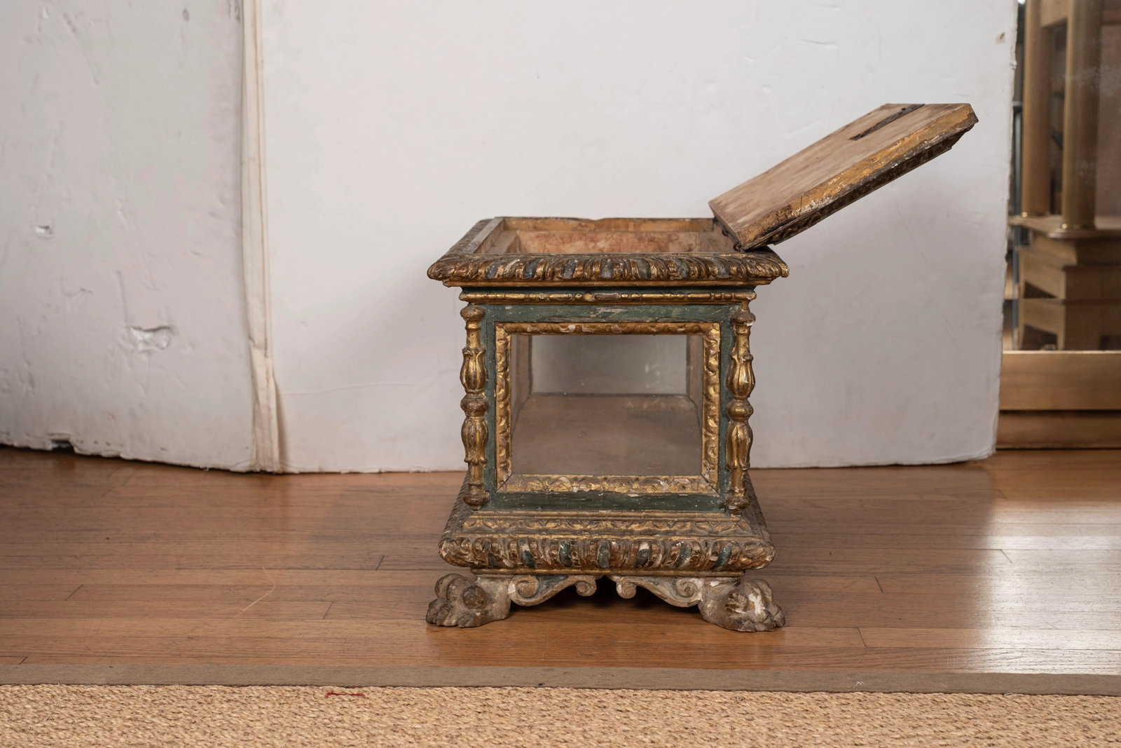 18th Century Italian Painted and Parcel Gilt Reliquary Box - 4