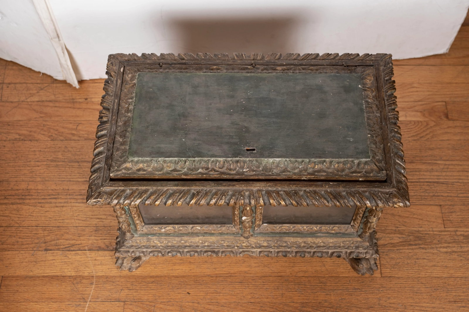 18th Century Italian Painted and Parcel Gilt Reliquary Box - 9