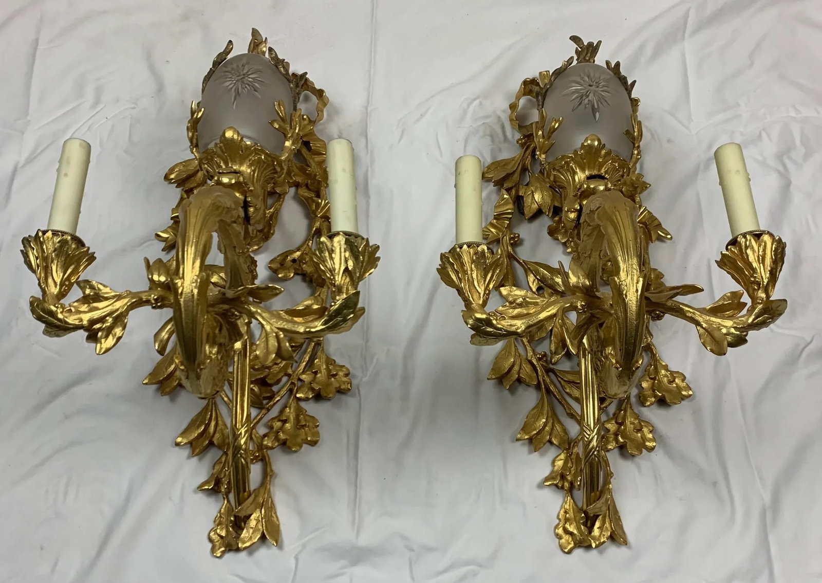Early 20th Century French Regency Style Gilt-Bronze Sconce With Etched Crystal Shade, Set of 2 - 11