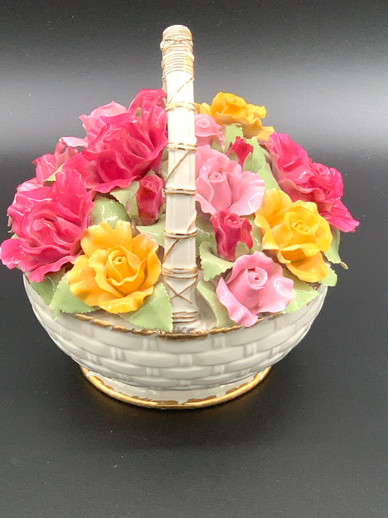 Royal Albert Musical Basket 'Old Country Roses' - 4