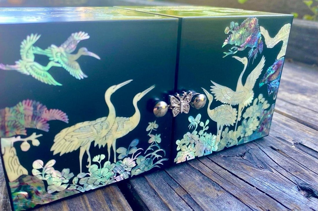 Late 20th Century Hollywood Regency Black Lacquer & Abalone Jewelry Cabinet - 10