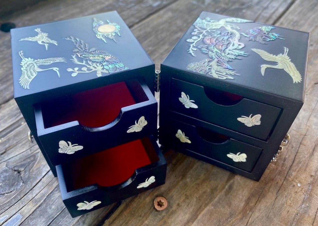 Late 20th Century Hollywood Regency Black Lacquer & Abalone Jewelry Cabinet - 5