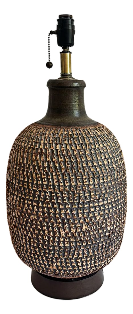 1960s Bob Kinzie Affiliated Craftsmen Studio Mid Century Textured Monumental Pottery Table Lamp: Bring texture into your space with this stunning 1960s Bob Kinzie for Affiliated Craftsmen Studio monumental pottery table lamp. The lamp features exquisite craftsmanship with its robust size and heav