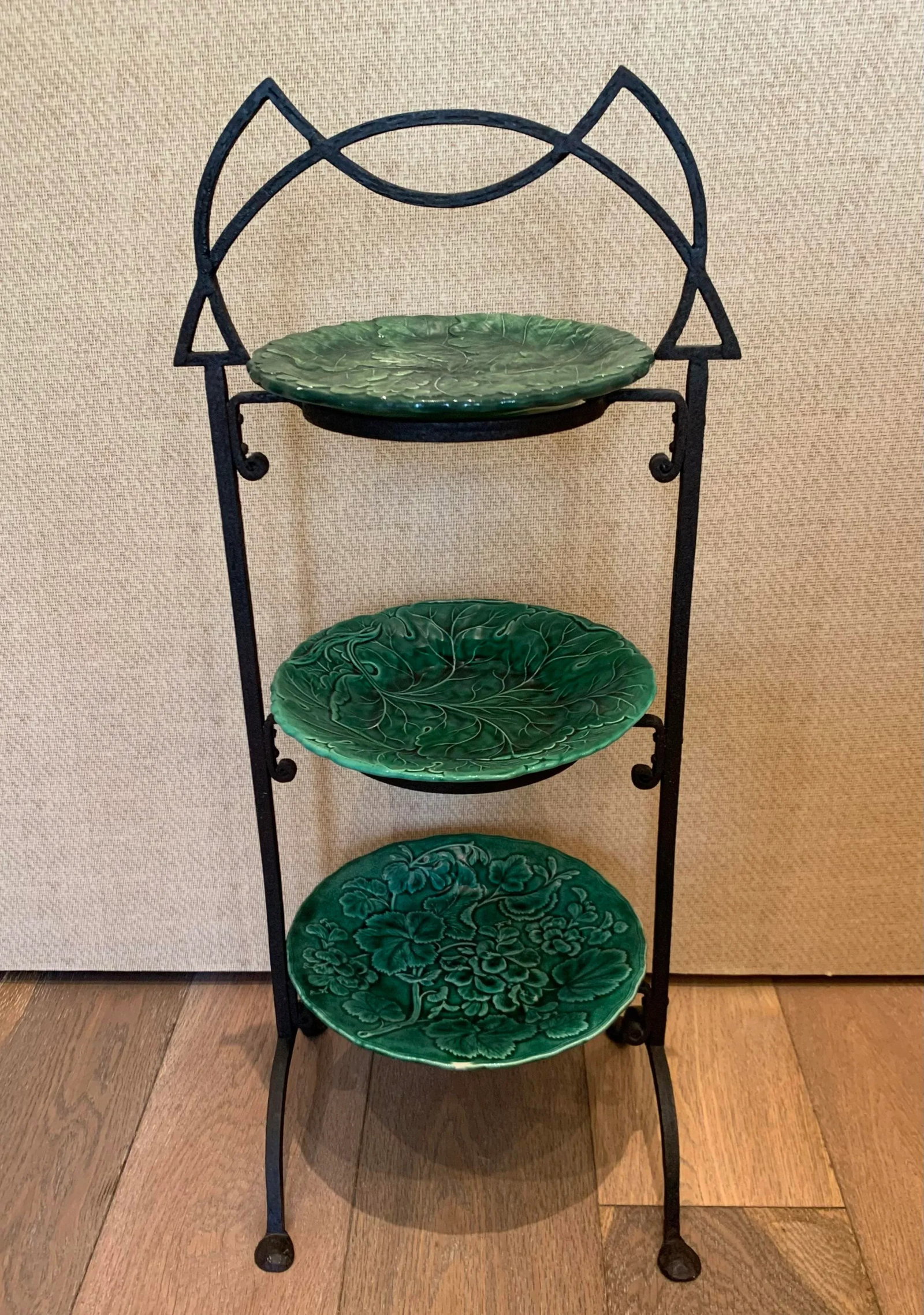 Mid 20th Century Serving Stand With English and Italian Majolica Plates - Set of 4 - 10