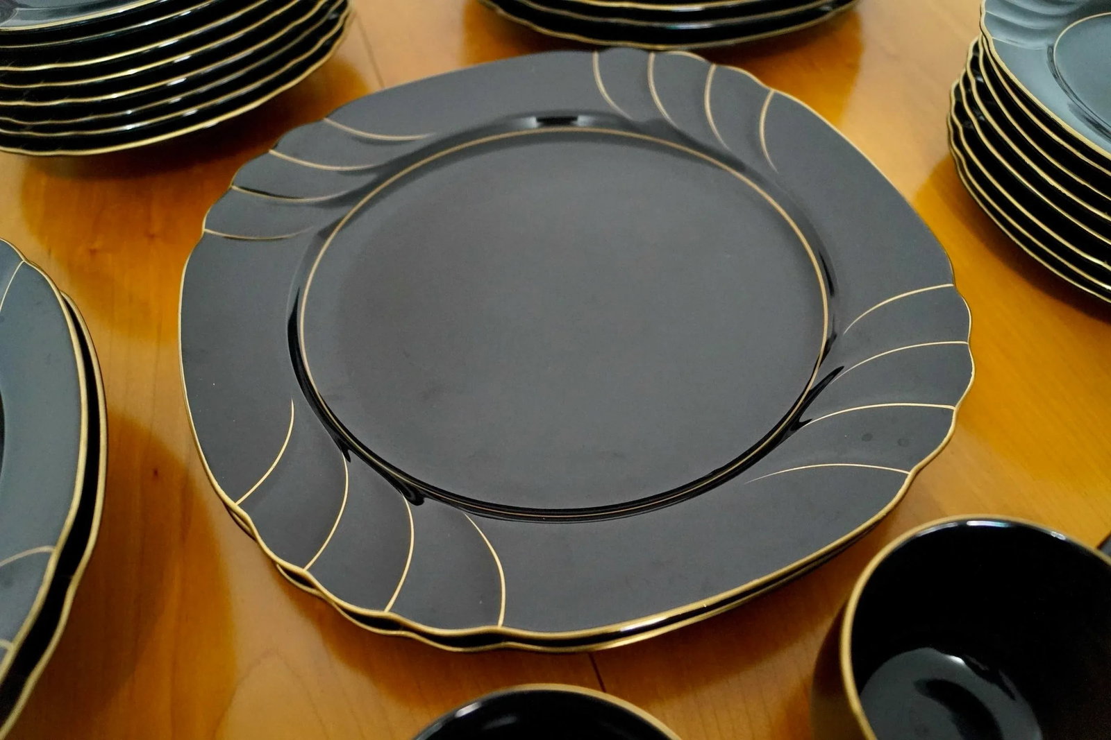 1980's Art Deco Hollywood Regency 43-Piece Ranmaru China Dinnerware Set - 5