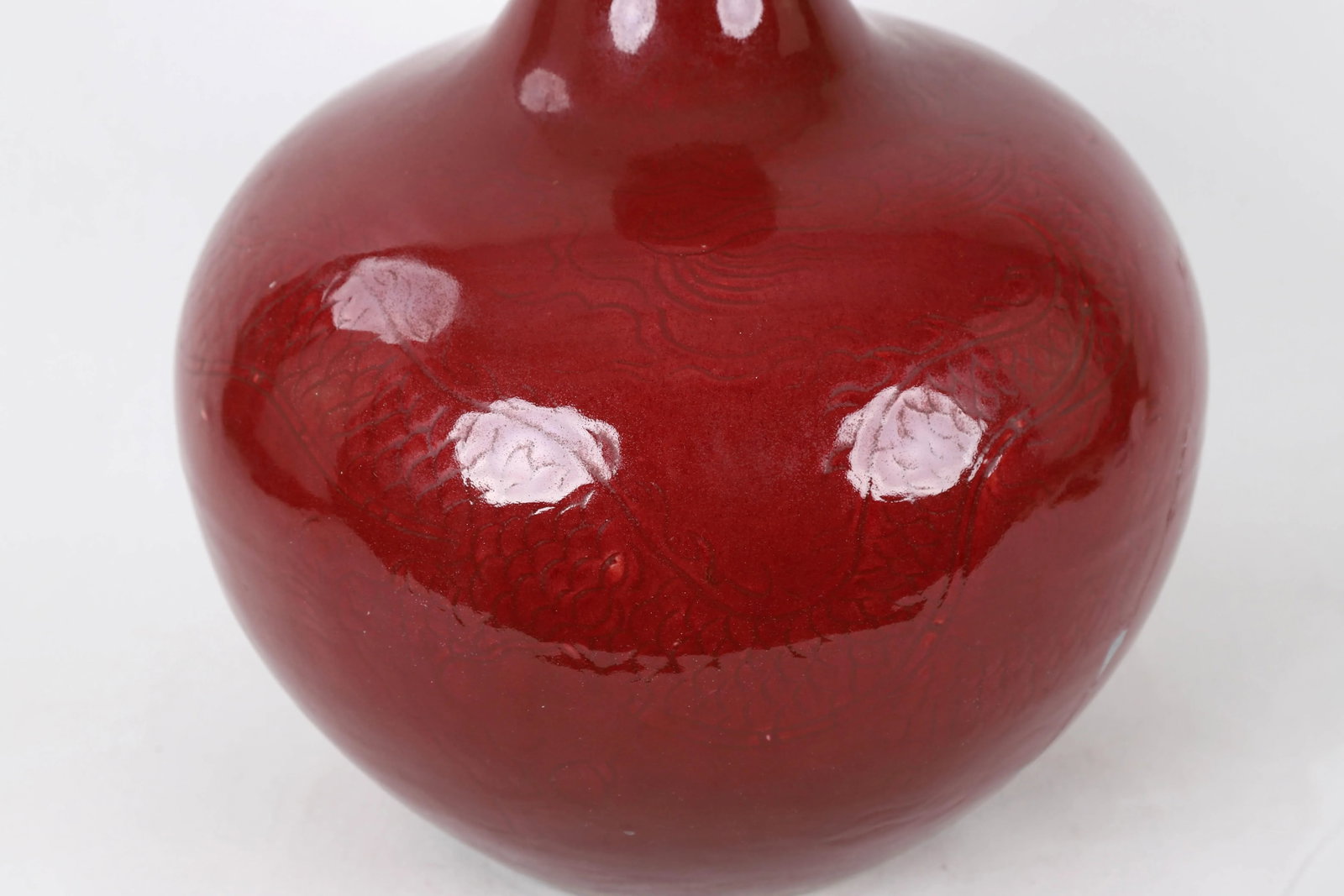 A 20th-Century Chinese Red-Glazed Dragon-Patterned Lestial Globe Vase (Restored) - 3