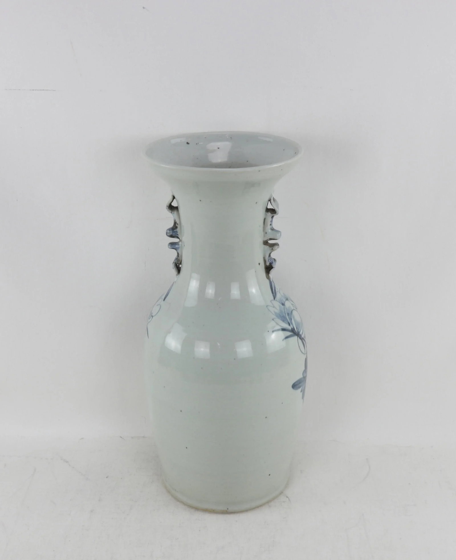 Chinese Mid-Qing Dynasty Blue and White Porcelain Vase - 4