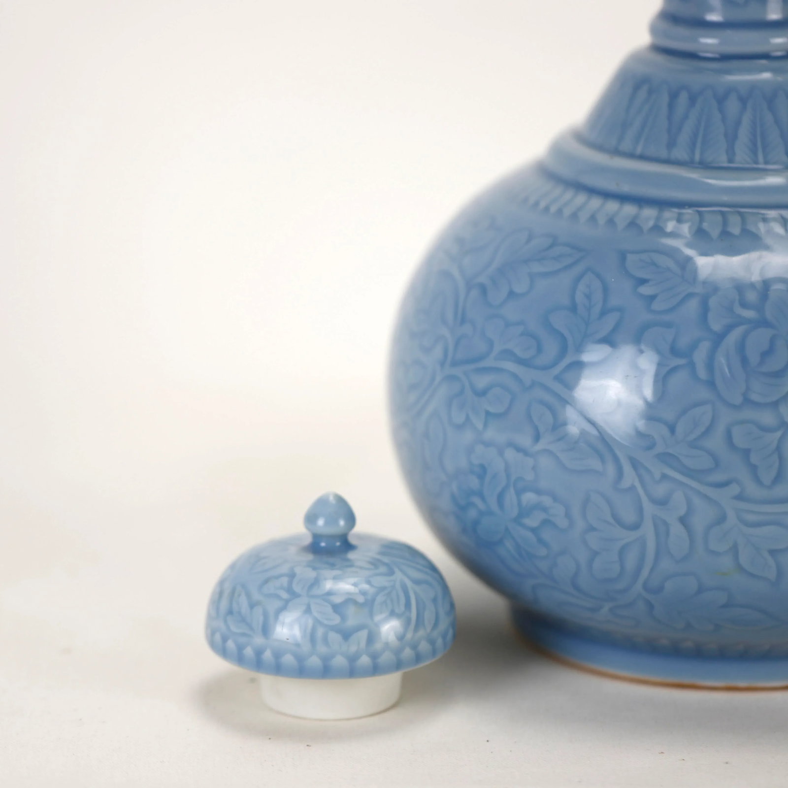A Pair of Chinese 20th Century Ottoman-Style Light Blue Glazed Lidded Vases - 7