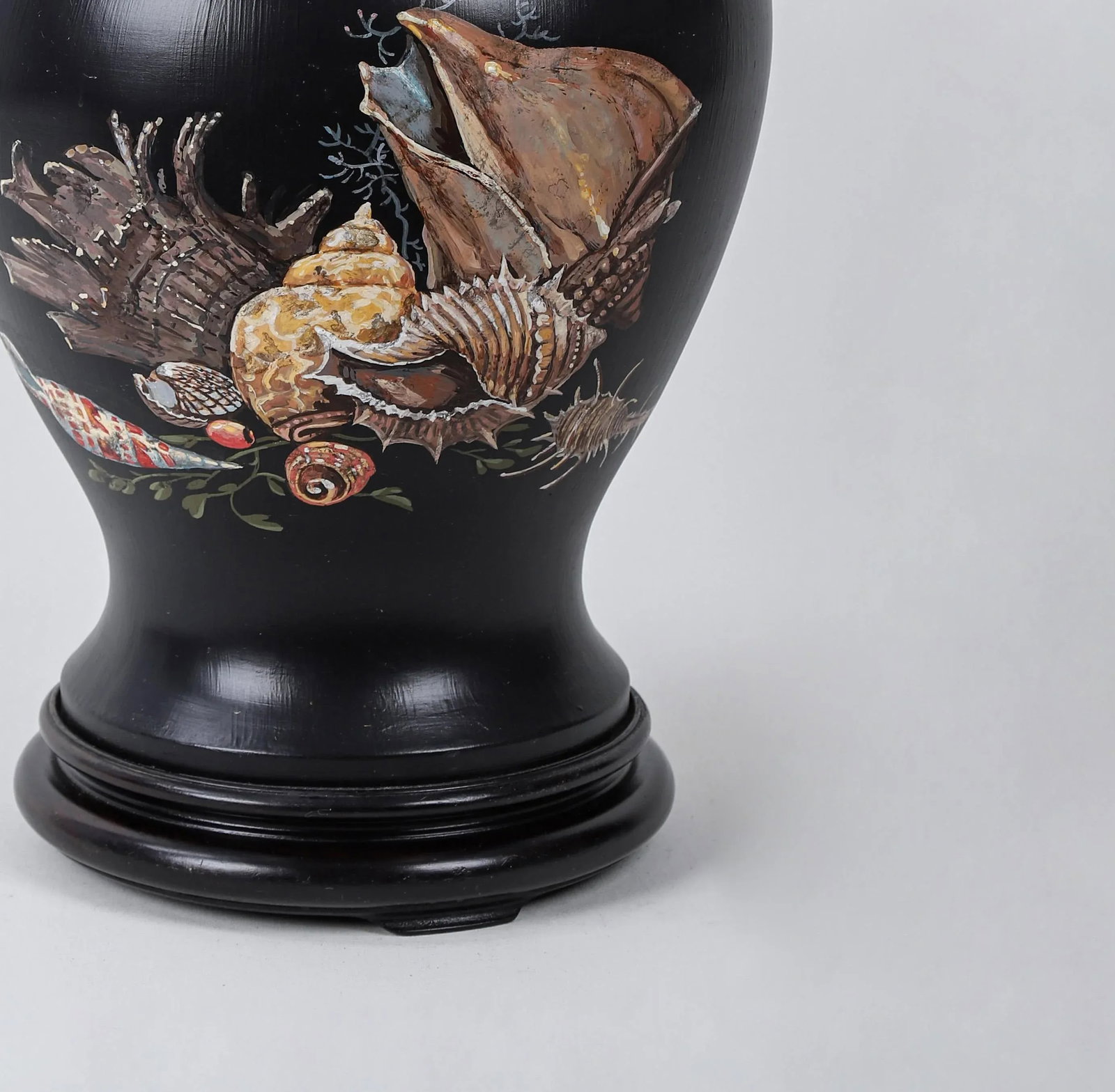 1970s Vintage Hand Painted Conch Vase Table Lamp - 9