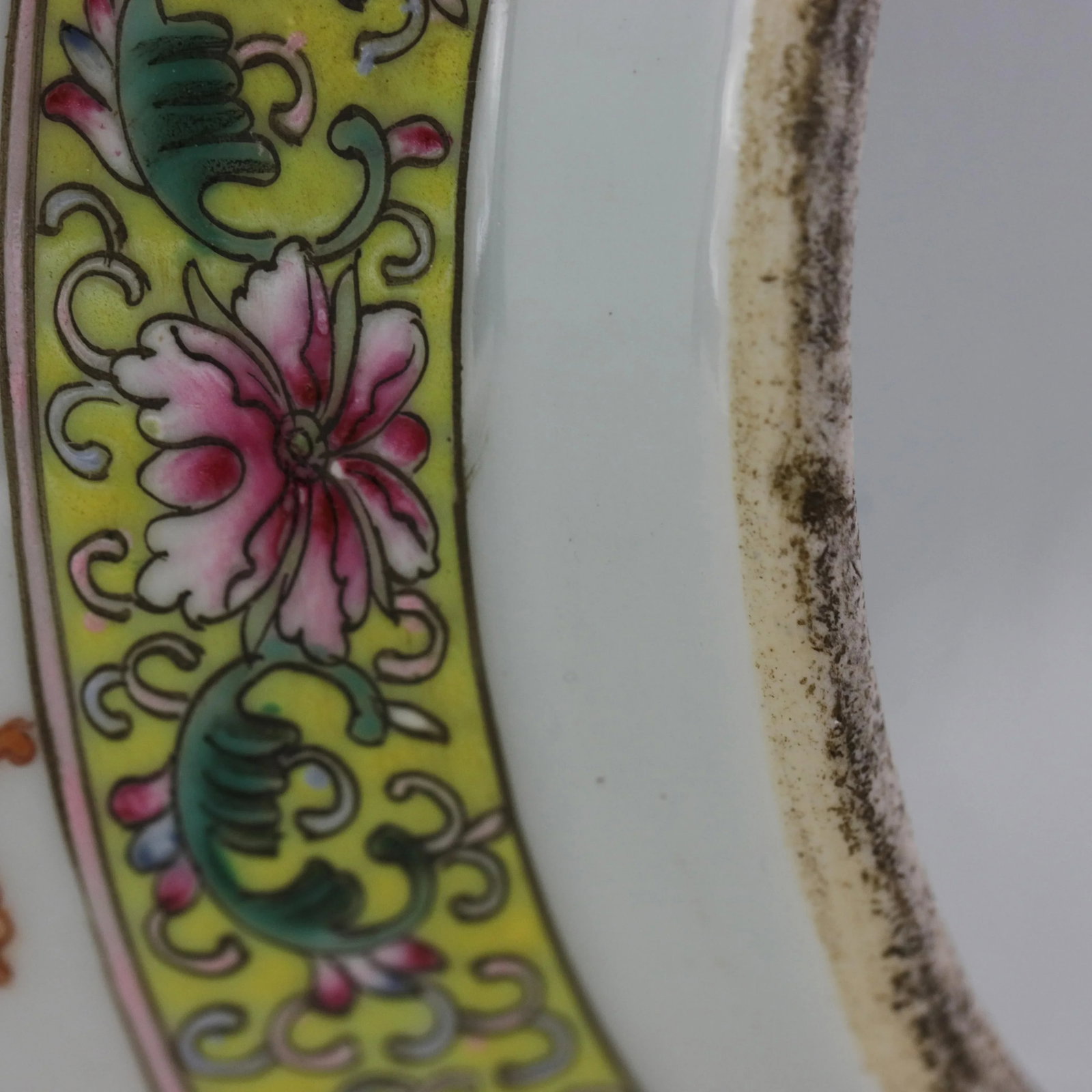 A Pair of Mid-20th-Century Chinese Famille Rose Long-Necked Vases - 7