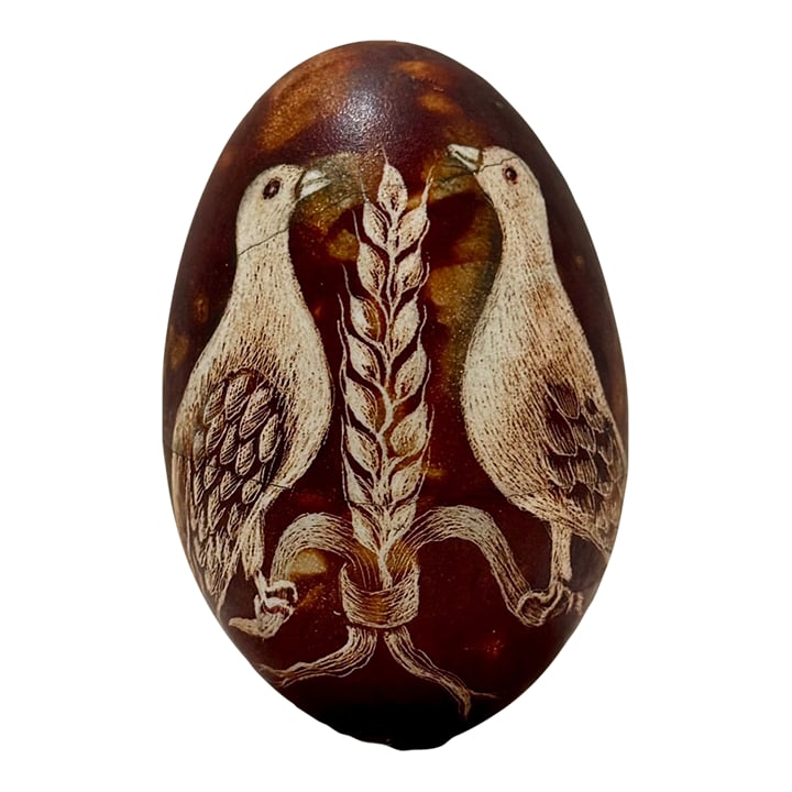 Maria Lancing 2013 Hand-Etched Egg – Two Doves & Wheat – Signed: Stunning hand-etched egg artwork by Maria Lancing, signed and dated 2013. The rich brown egg features a finely detailed design of two doves flanking a stalk of wheat -a classic Christian symbol of