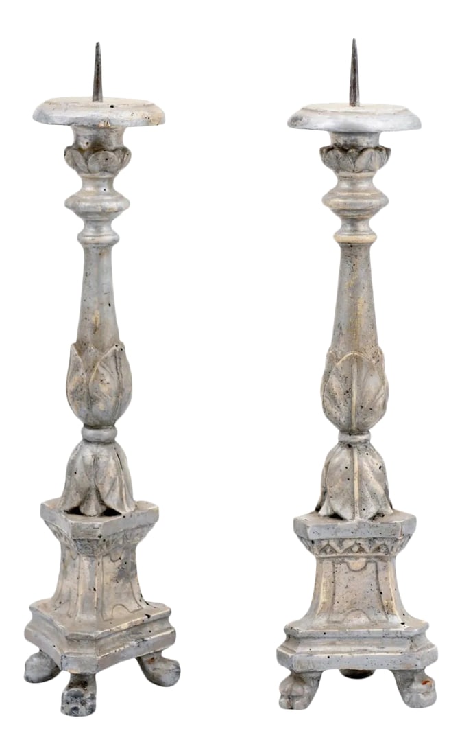 1850s Italian Silver Gilt Candlesticks with Carved Waterleaves - a Pair: A pair of Italian silver gilt candlesticks from the mid-19th century, with carved waterleaves and paw feet. Created in Italy during the 1850s, each of this pair of silver gilt candlesticks is carved w