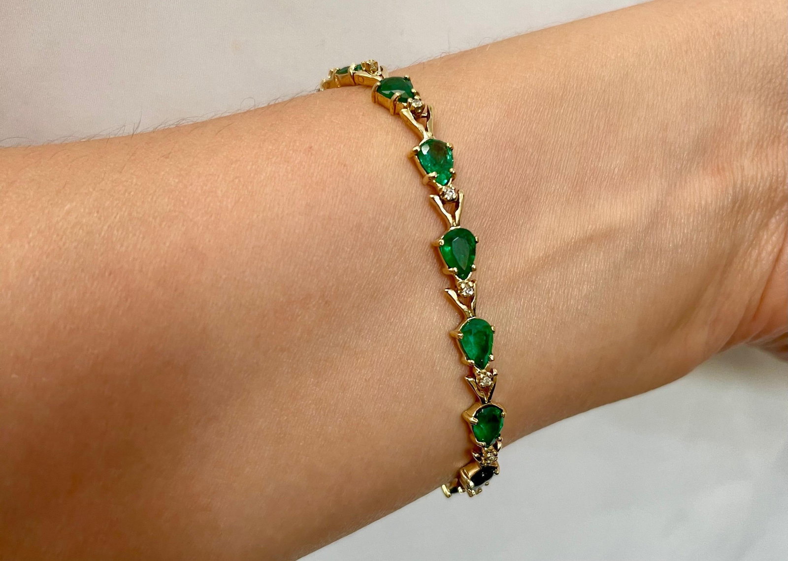 7 Carat Natural Brazil Emerald and Diamond Tennis Bracelet 14 Karat Yellow Gold - 10