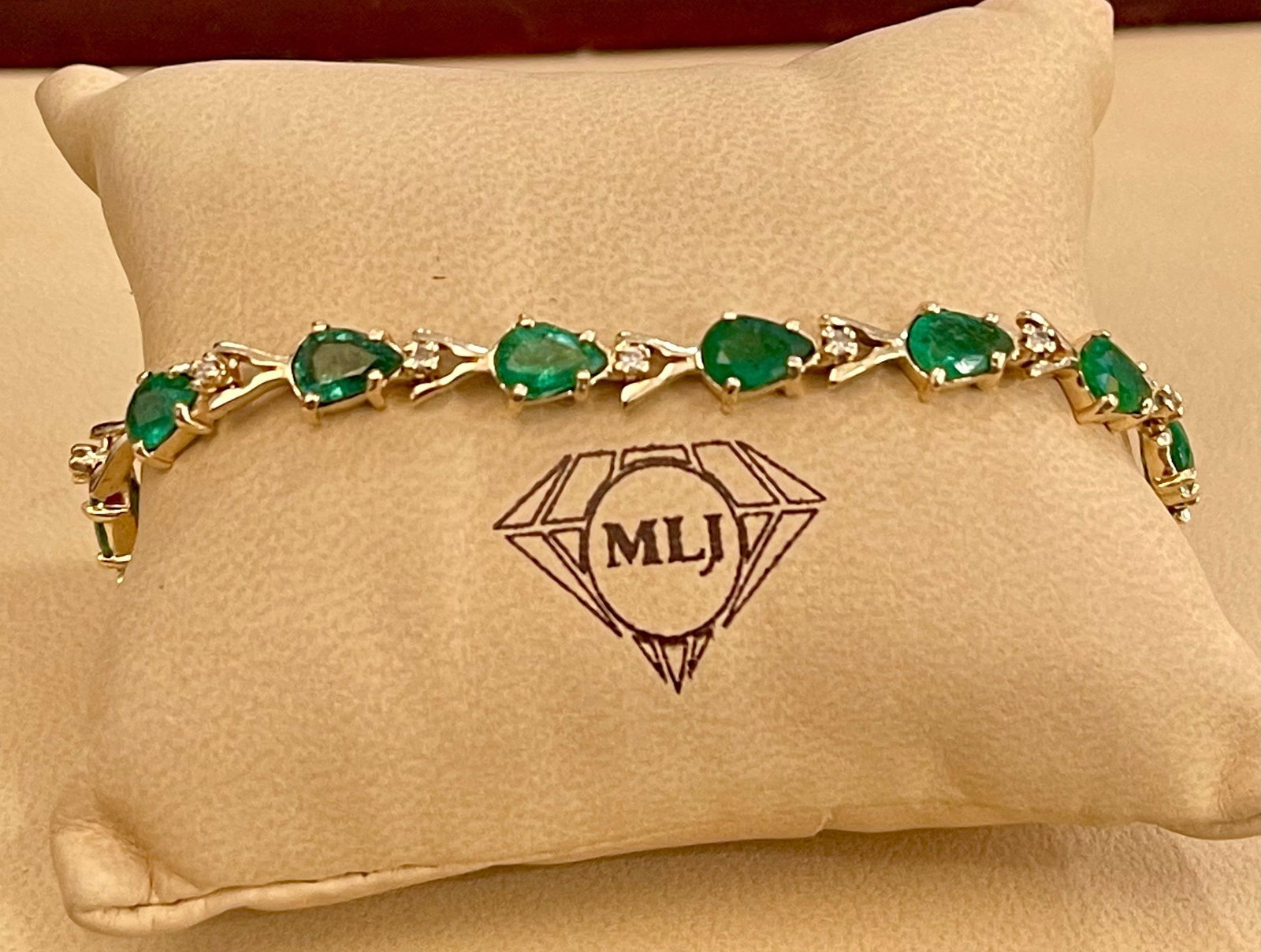 7 Carat Natural Brazil Emerald and Diamond Tennis Bracelet 14 Karat Yellow Gold - 17