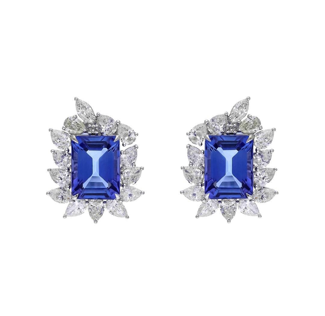 Natural tanzanite and natural diamond earrings in 18k gold, A Pair - 3