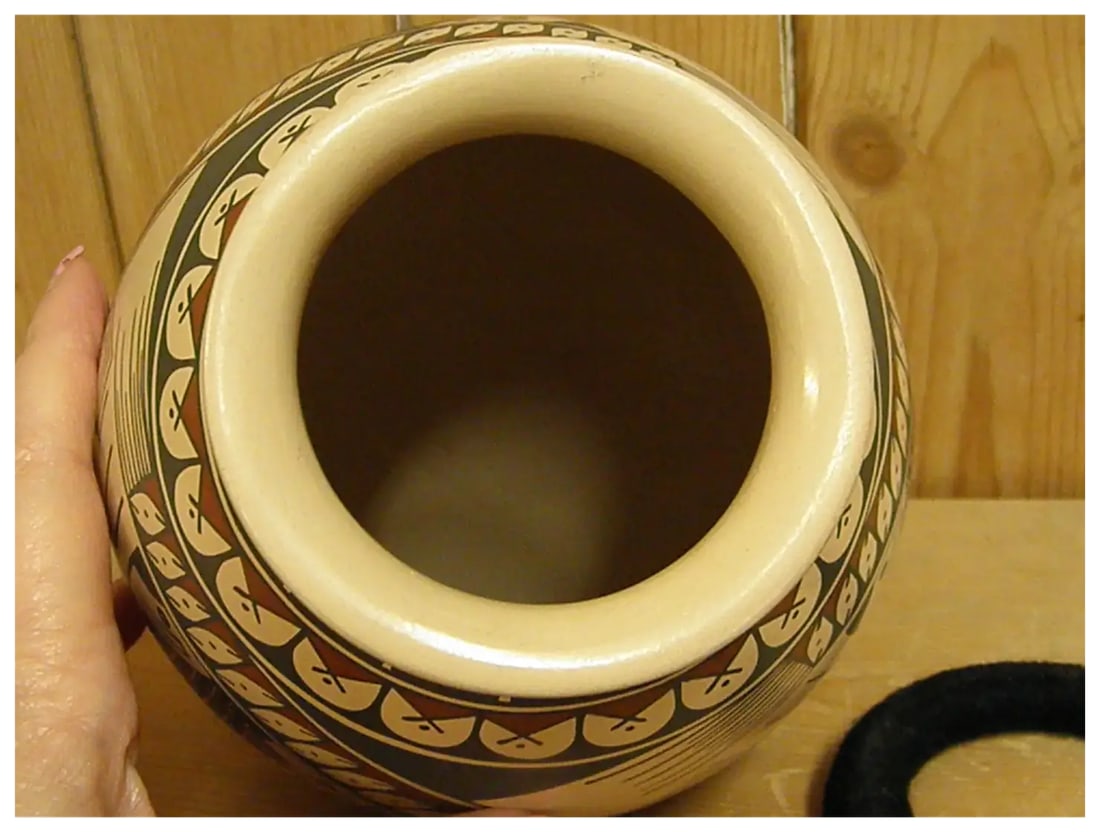 Late 20th Century Mata Ortiz Hand Coiled Pot by Ana Trillo - 17