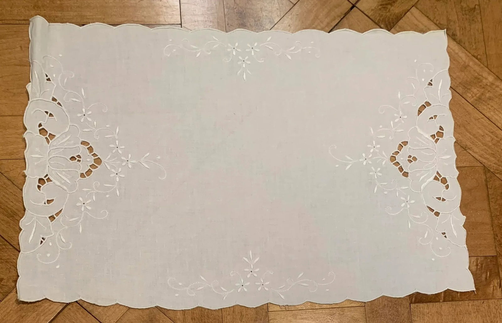 20th Century White Embroidered Cotton Placemats- Set of 4 - 2