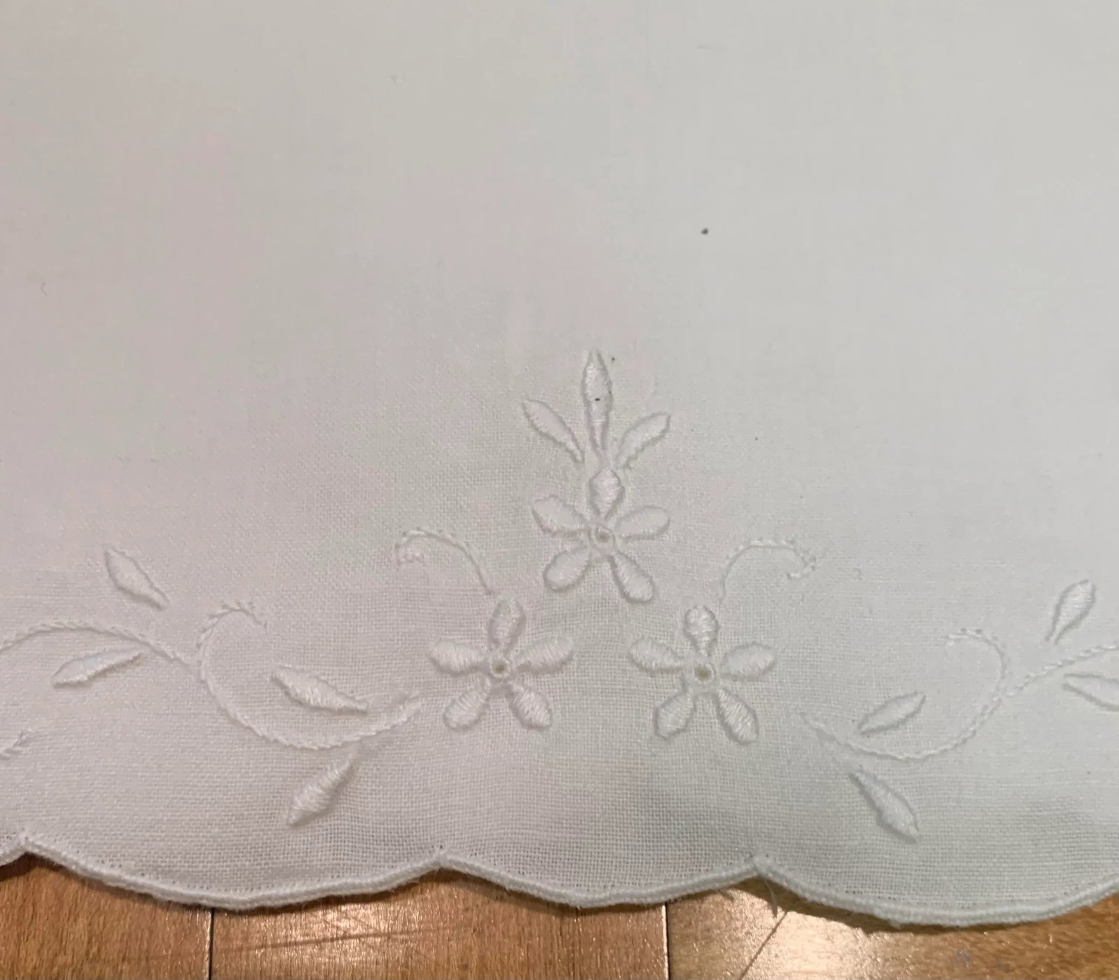20th Century White Embroidered Cotton Placemats- Set of 4 - 3