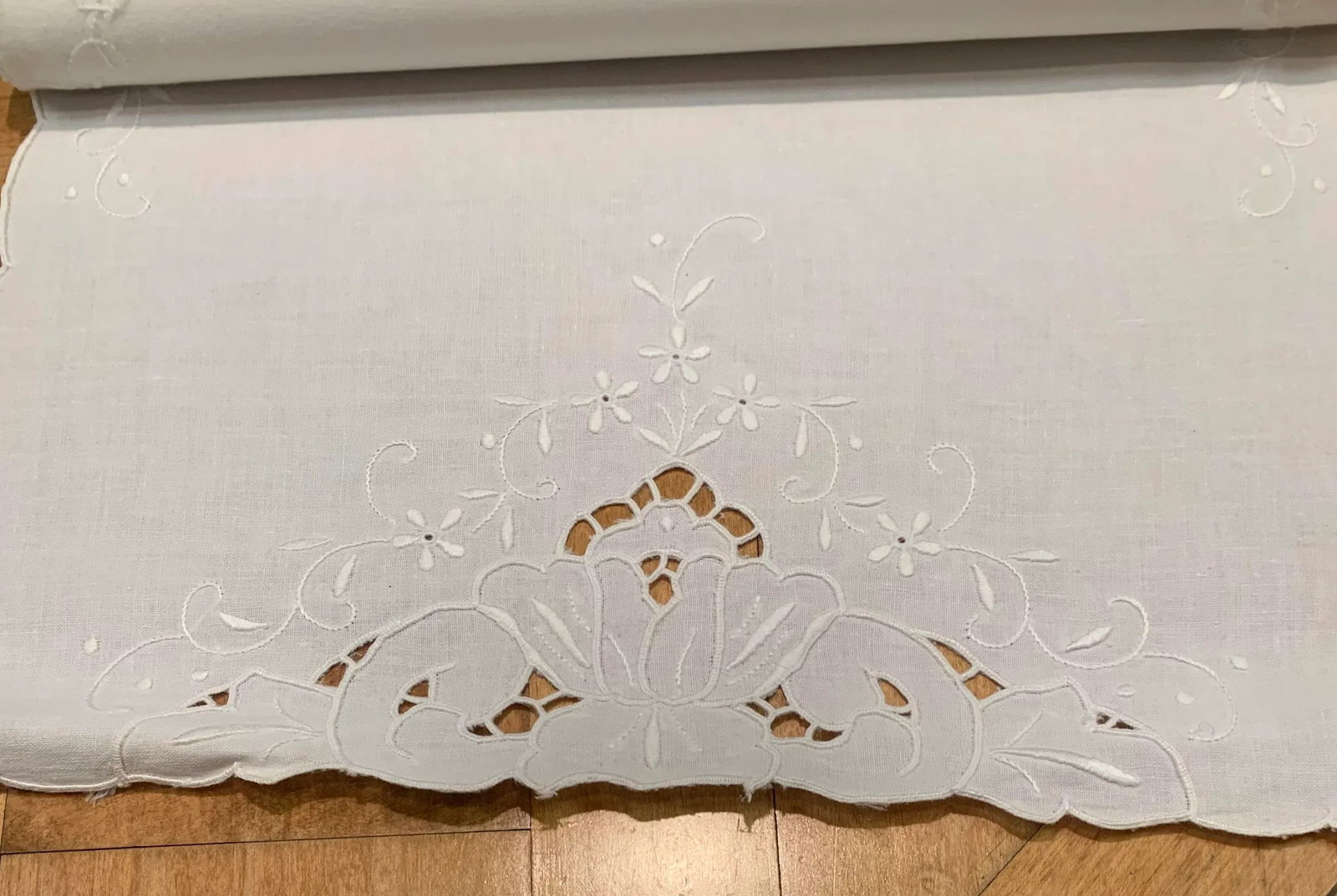 20th Century White Embroidered Cotton Placemats- Set of 4 - 5
