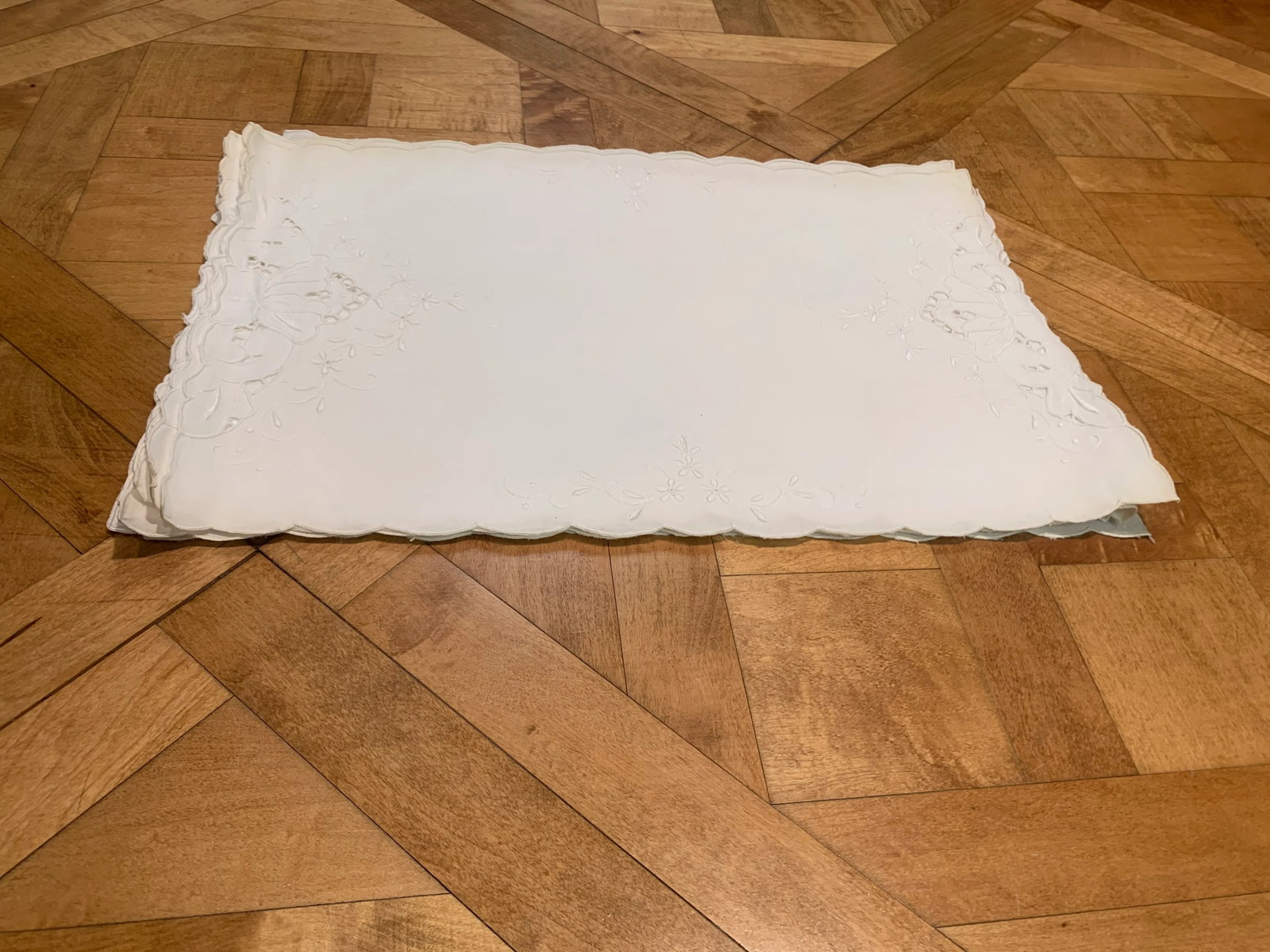 20th Century White Embroidered Cotton Placemats- Set of 4 - 6