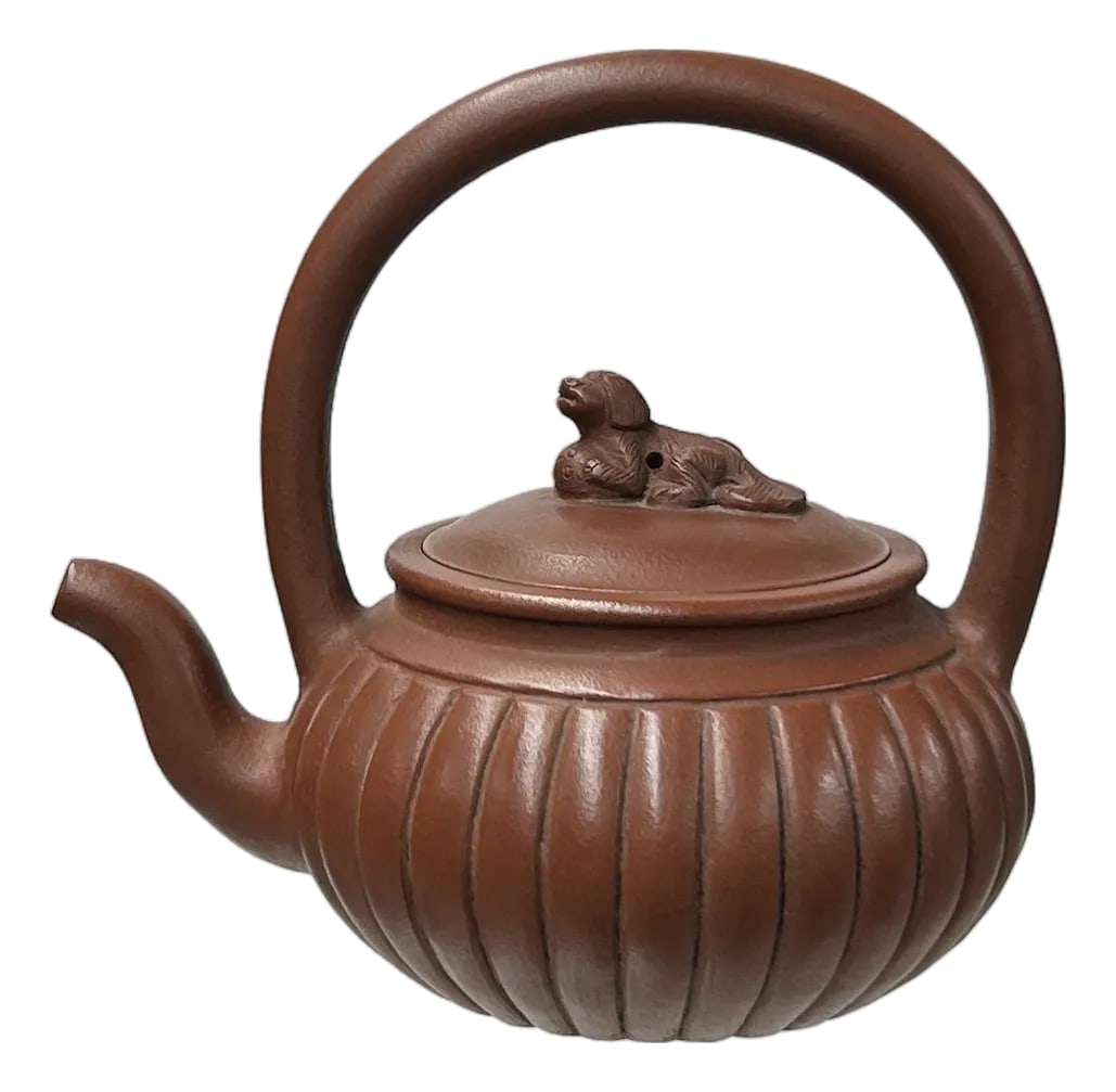 Vintage Brown Pumpkin Puppy Zisha Clay Teapot Art Display: Beyond its aesthetic charm, this teapot is designed for optimal tea brewing. The gracefully arched overhead handle provides balance and elegance, ensuring a steady pour. The lid, adorned with a