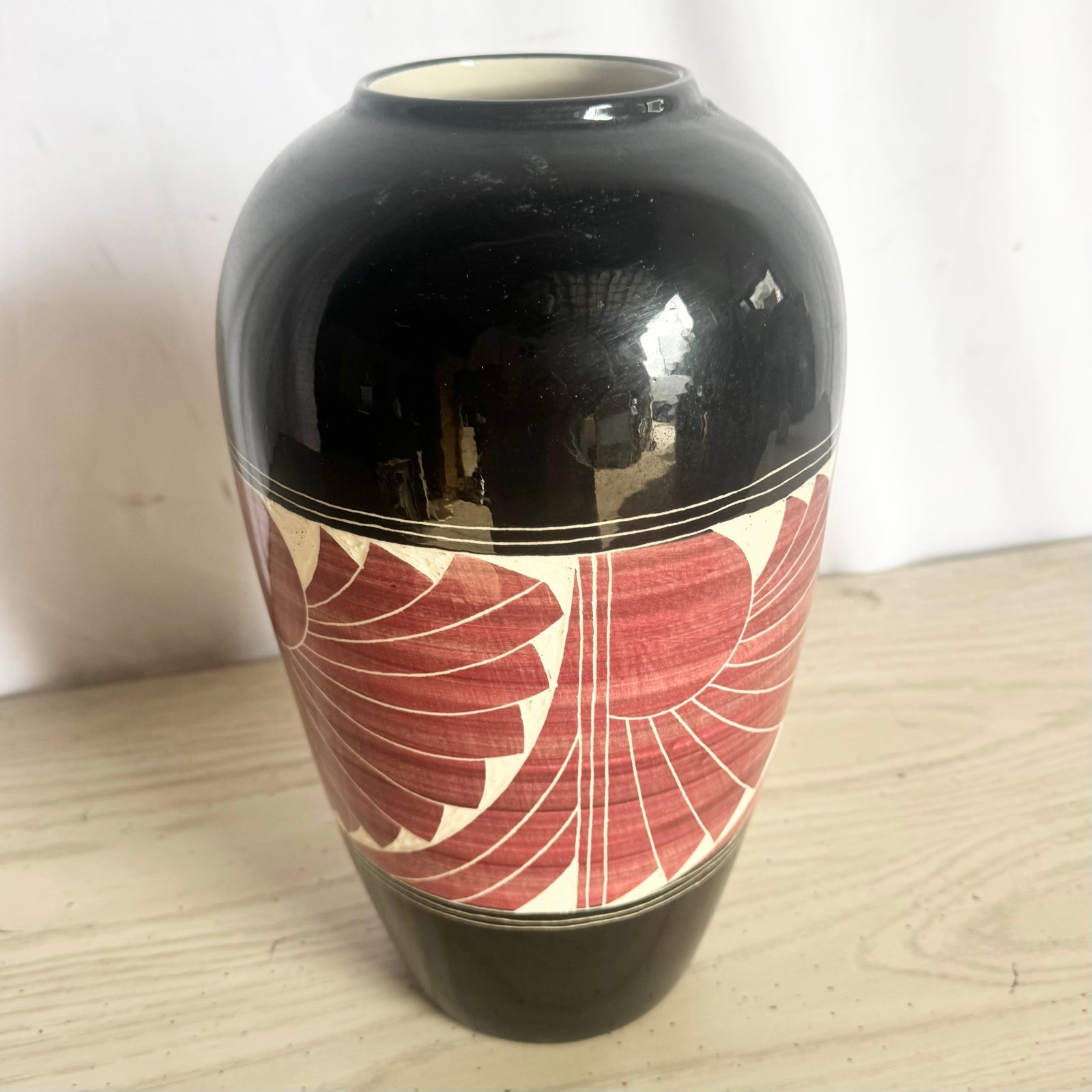 1989 Black and White and Red Sgraffito Pottery Vase by the Curras Brothers - 2