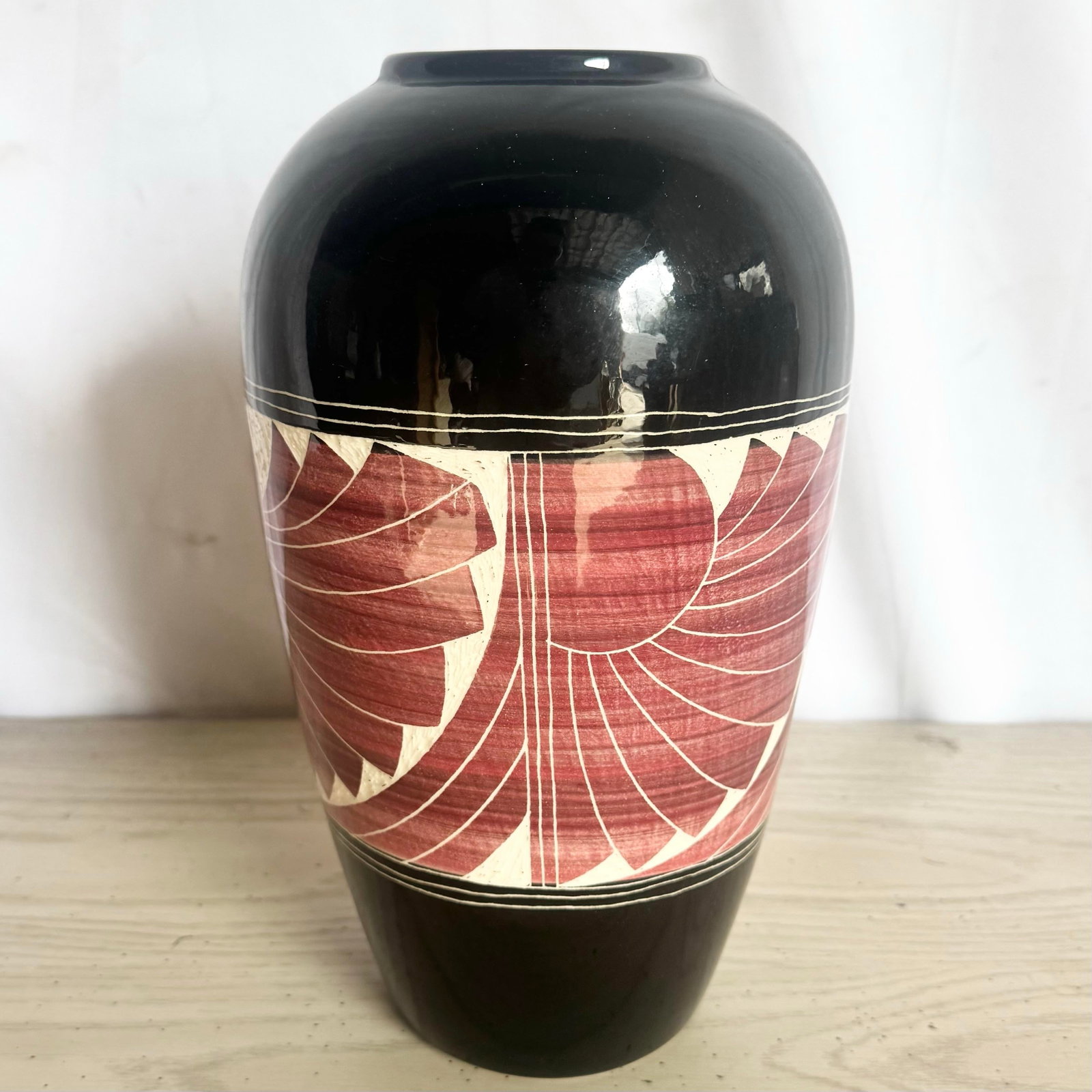 1989 Black and White and Red Sgraffito Pottery Vase by the Curras Brothers - 3