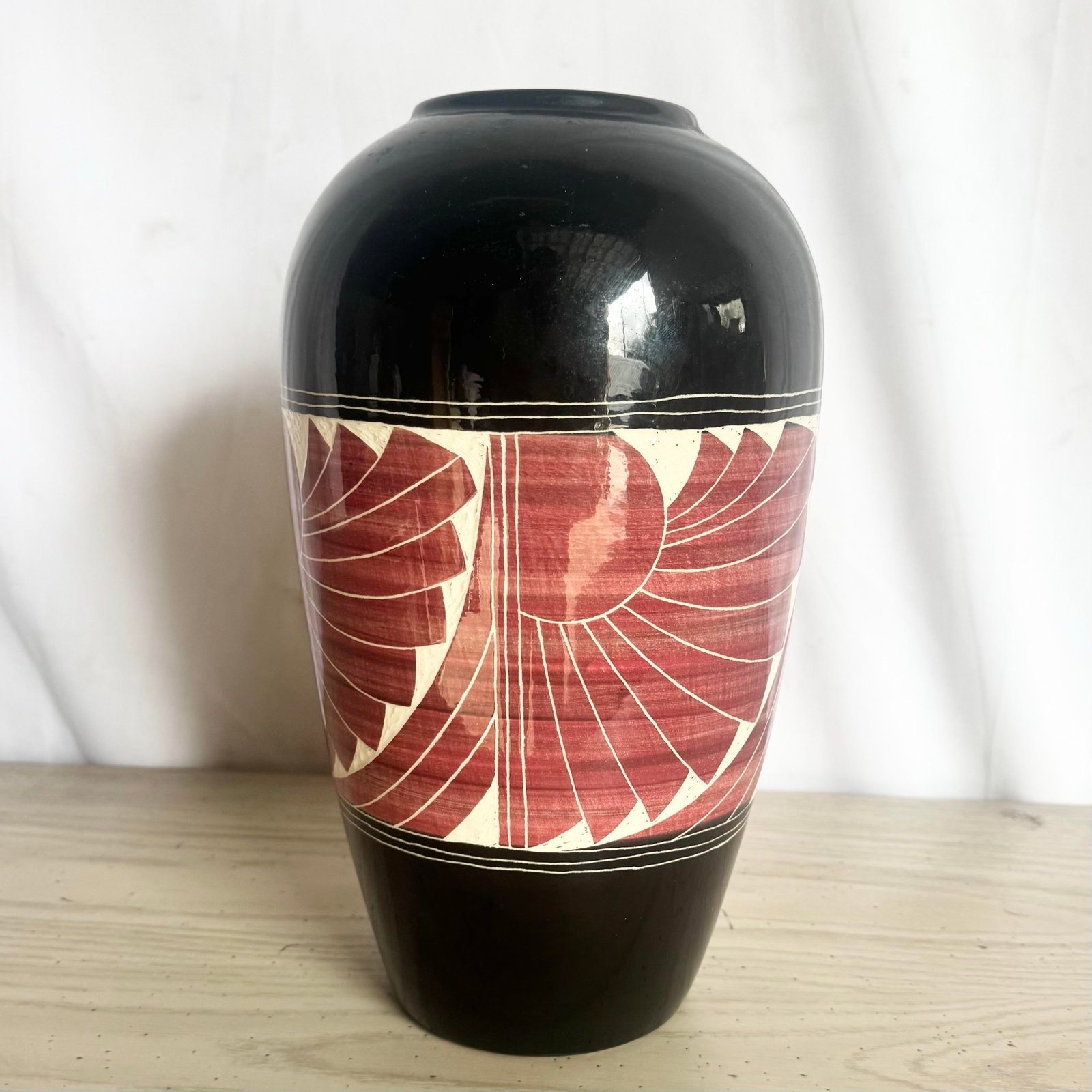 1989 Black and White and Red Sgraffito Pottery Vase by the Curras Brothers - 5